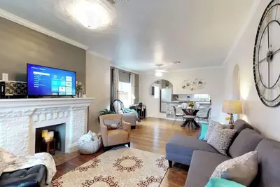 Image de Charming 2-bedroom bungalow in Okc by Fairgrounds! WiFi and King Bed!