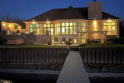 Image de Waterfront Luxury Home 30 minutes from Green Bay and Lambeau Field!
