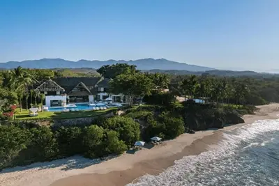 Image de Beachfront Family Estate- Get 40% Off Summer dates