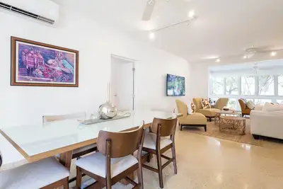 Villa Georgetti Hidden Gem in Miramar, Sj | Power Generator, Water Cistern, Parking