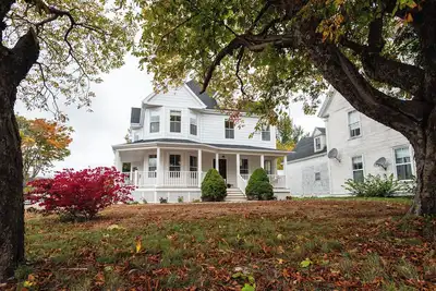 Image de Spacious Victorian Mansion in the heart of picturesque Mabou town.
