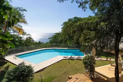 Image de Stunning 1950's grand house nestled in lush greenery overlooking the bay