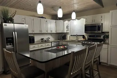 Image de 3 bedroom house with private dock, and 1 block from Bagnell Dam Strip