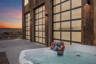 Image de Kabino: Trailer Parking, Huge Garage Doors w/ hot tub Wifi