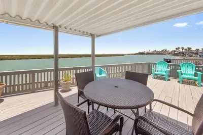 Image de View of Space X from Waterfront one bedroom (629)