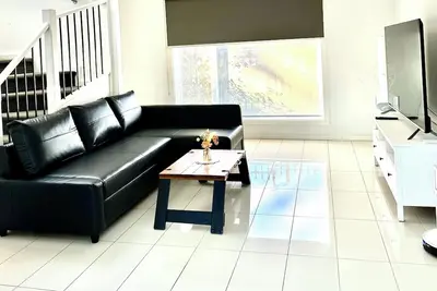 Image de 3-bedroom townhome in lovely St Albans, close to Melbourne airport with WiFi, Ac