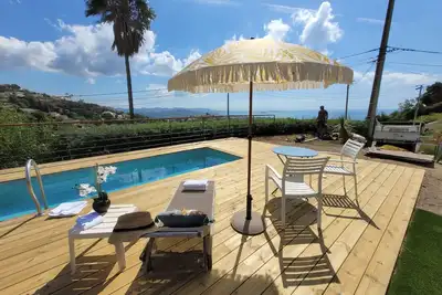 Image de Villa contemporaine avec vue panoramique sur la baie de Cannes et piscine privée.