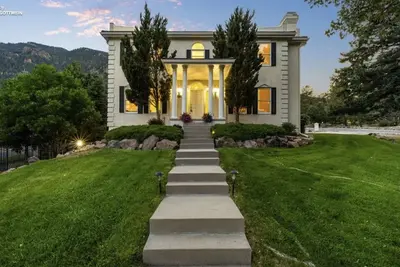 Image de Charming 2-bedroom apartment nestled in nature behind the Broadmoor Hotel.