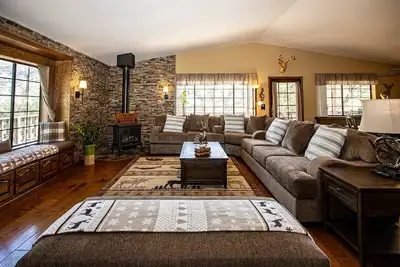 Image de Golden Deer Cabin: 3-Story Cozy Lodge, Game Room, Fire Pit, Mountain View, River