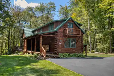Image de Charming Ski In/Ski Out Log Cabin at Hidden Valley