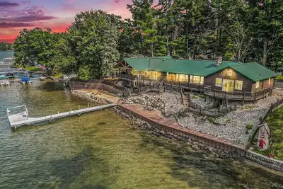 Image de Lakefront, Indoor Pool+Hot Tub, Sandy Beach+Dock, Gameroom+Firepit+Dog/Ev Ok