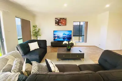 Image de Kellyville Adorable 5 Br Home near Parks & Shops