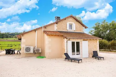 Image de Maison Ă Hautefort avec Piscine & Nature