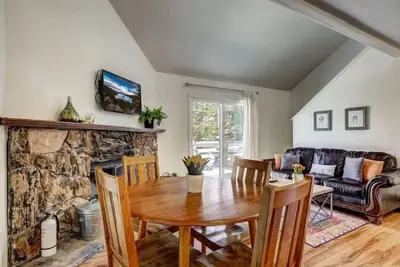 Image de Lovely Loft w/ Views | Walk to Heavenly | Sleeps 4