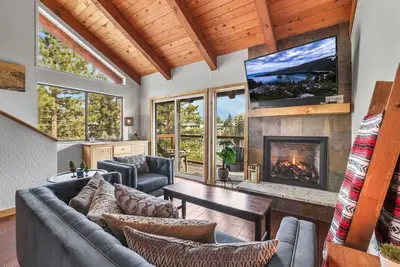 Image de Heavenly Hideaway | 3 King Beds & Views | Sleeps 6