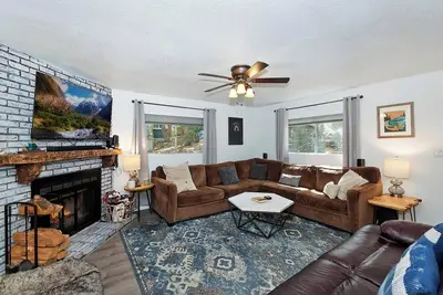 Image de Happy Beaver Manor By Destination Big Bear: 1 Mile from Bear Mountain! Hot Tub! Pet Friendly!