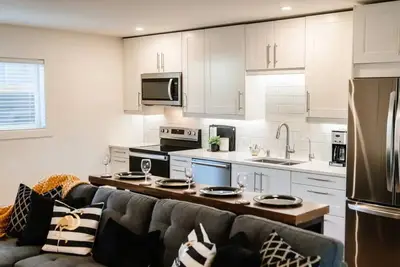 Image de Stay close to downtown Kelowna in a spacious home with two living areas, two kitchens, three bedrooms, fenced outdoor spaces & BBQs. Walk to beaches, cafés, breweries, Knox Mountain trails & the lake. Perfect for families & groups.