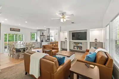 Image de A family-friendly home nestled between Harbor Springs and Petoskey.