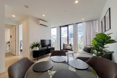 Image de 2br w/ City Views, Balcony & Parking Near Cbd