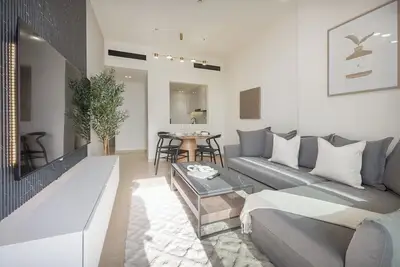 Image de Cozy 1-Bedroom Apartment Perfect for 4 in Jvc!
