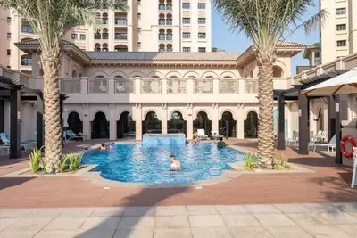 Image de Stylish 1-Bedroom Retreat with Pool in Vibrant Jumeirah Golf Estates