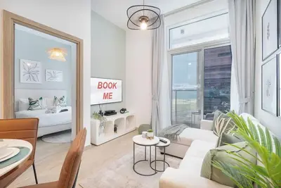 Image de Glamorous 1br Apartment - Steps from the Beach!