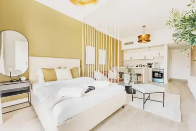 Image de Elegant Studio Apartment Sophisticated in Jvc, Perfect for 4!