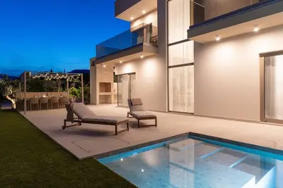 Image de Stylish high-end home just 1, 6 km from the beach featuring a heated 29 square meter pool, Table tennis,
