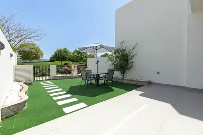 Image de Cozy Stylish 3-Bedroom Villa at Damac Hills with Golf Course View