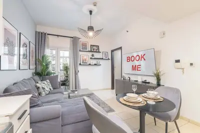 Image de Pleasing 1-Bedroom for 4 in Jvc for Relaxing Getaway