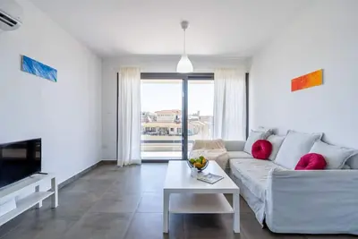 Image de Maryam's 2-Br Apt Facing Larnaca Harbor W\/ Pool