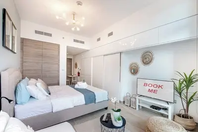 Relaxing, Airy Studio Apartment Perfect for 3 in Dubai Marina!