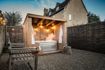 Image de Fabulously presented dog friendly holiday cottage with outside tub - The Coach House, South Cerney