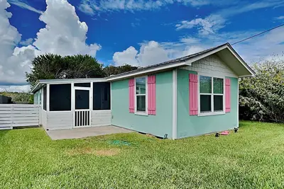 Image de Cozy, pet-friendly cottage located downtown
