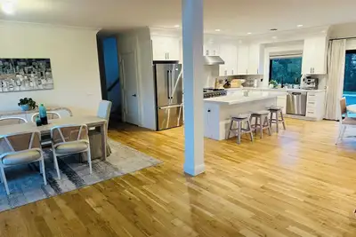 Image de Modern 4Bedroom Farmhouse w\/ Heated Saltwater Pool in Mattituck close to beaches