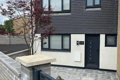 Image de Uber Stylish 3 bedroom home with off road parking