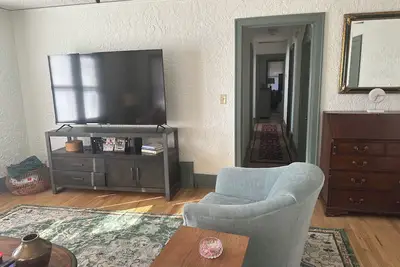 Image de Why Drive When you can Walk? Off Dickson Top Floor Apartment