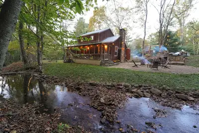 Image de Cozy Creekside Cabin + Walking Trails, Ac, Wifi