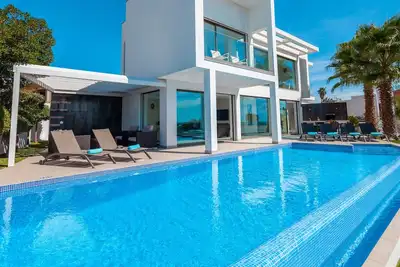 Image de Elegant Villa With Heated Pool, Bbq And Outdoor Area