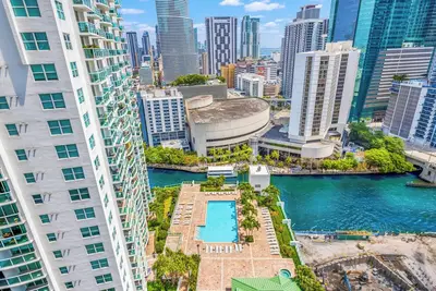 Image de Luxe City Views: Chic Bi-Level Loft in Brickell