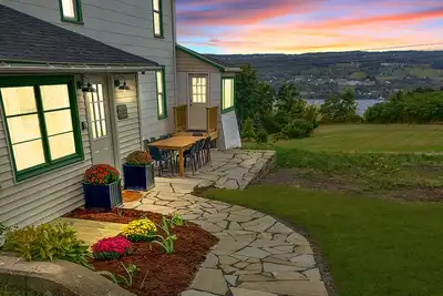 Image de Sprawling Lake Views, Minutes from Watkins