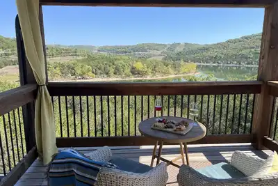 Image de Lake View! > Lake Access > Hot Tub > Indoor Pool > Pickleball Court > Playground