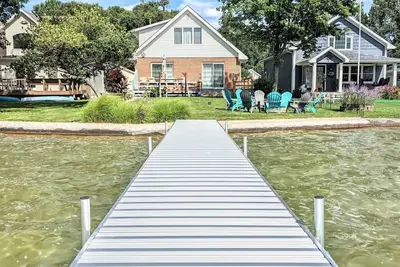Image de Private Waterfront 4 Bedroom Lake Home, 20 min. from Notre Dame, Simonton Lake