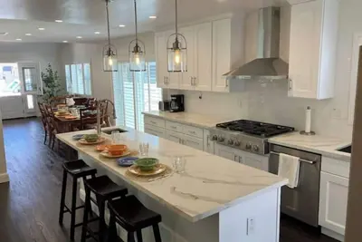 Image de Coastal Island Cottage, walk to the beach and walking paths along the waterfront