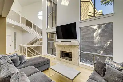 Image de < 2 Mi to Galleria: Spacious Houston Home!