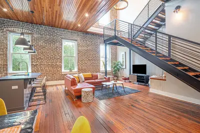 Image de Giant Modern Loft on Broughton St!