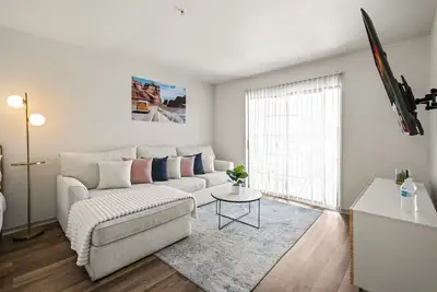 Chic Tempe Apartment with Pool Access and Parking
