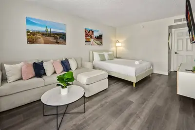 2b1b Stylish Escape with Pool & Parking