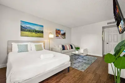 2b1b Stylish Escape with Pool & Parking