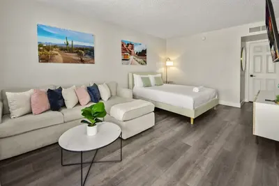 2b1b Stylish Escape with Pool and Parking